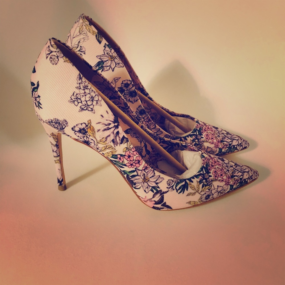 Braylea Pointy Toe Floral Pumps
